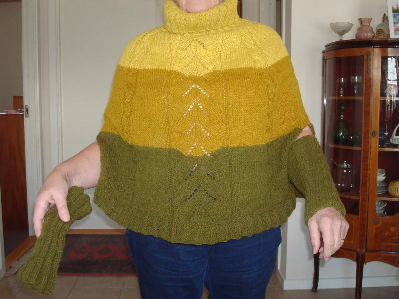 Billede 2 - Poncho str. L med rullekrave og pulsvarmere 