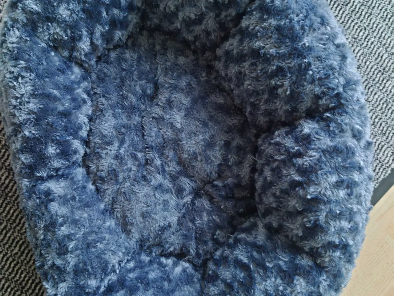 Billede 1 - Hundekurv af plastik med passende betræk