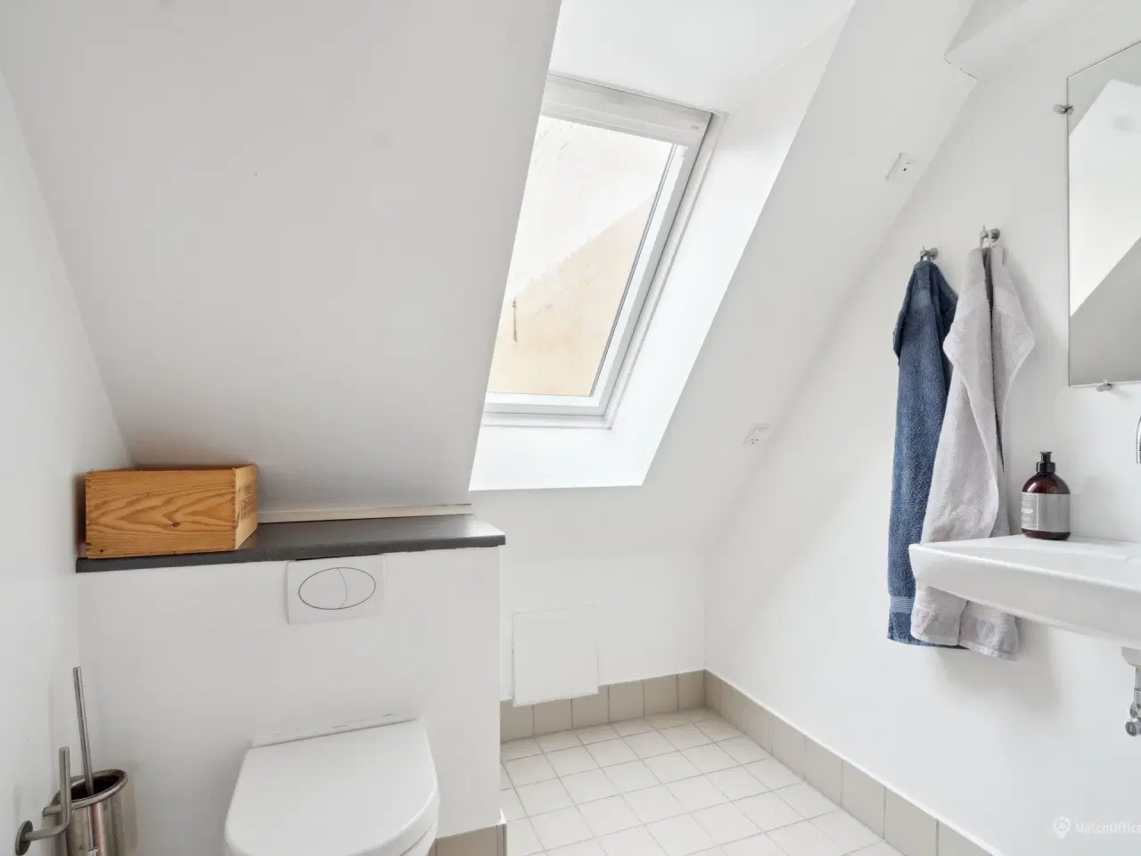 Billede 2 - Højt til loftet. blotlagte bjælker, altan og særdeles centralt beliggende