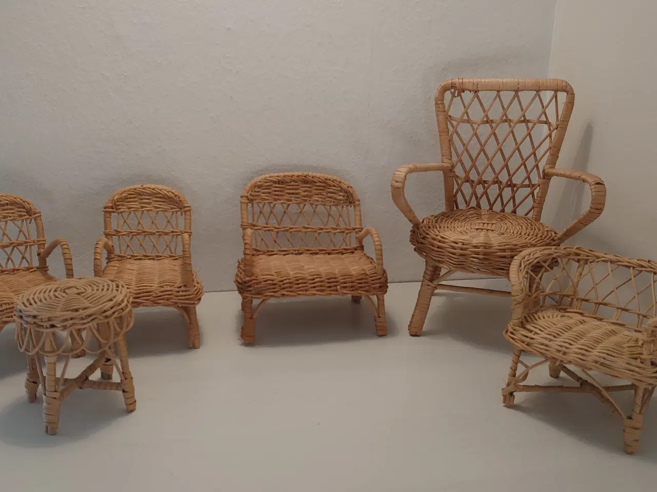 Billede 1 - 6 stk flettede dukkemøbler.5 stole og bord.