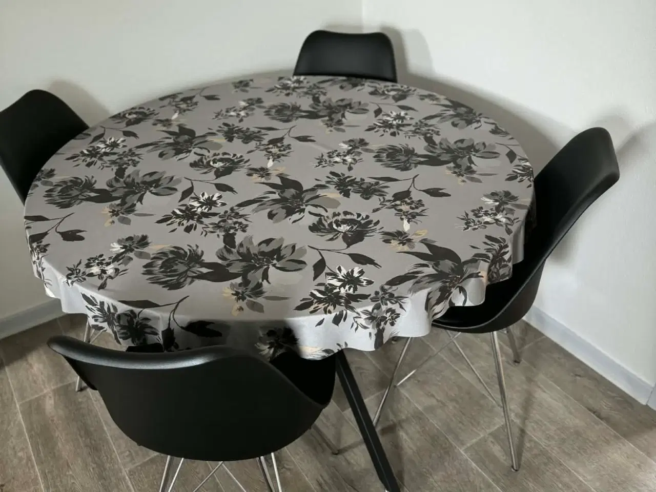 Billede 1 - Flot rundt sort spisebord med 4 stole