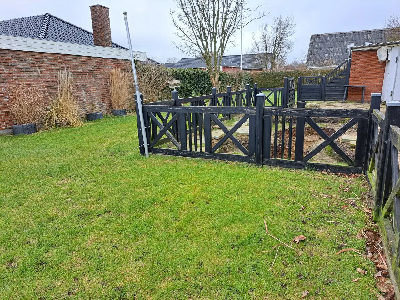 Billede 3 - Have hegn sort træ.