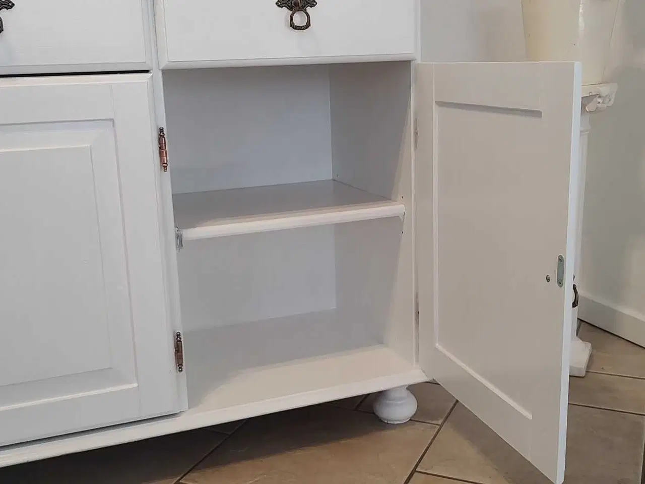 Billede 5 - Ny malet vitrineskab 