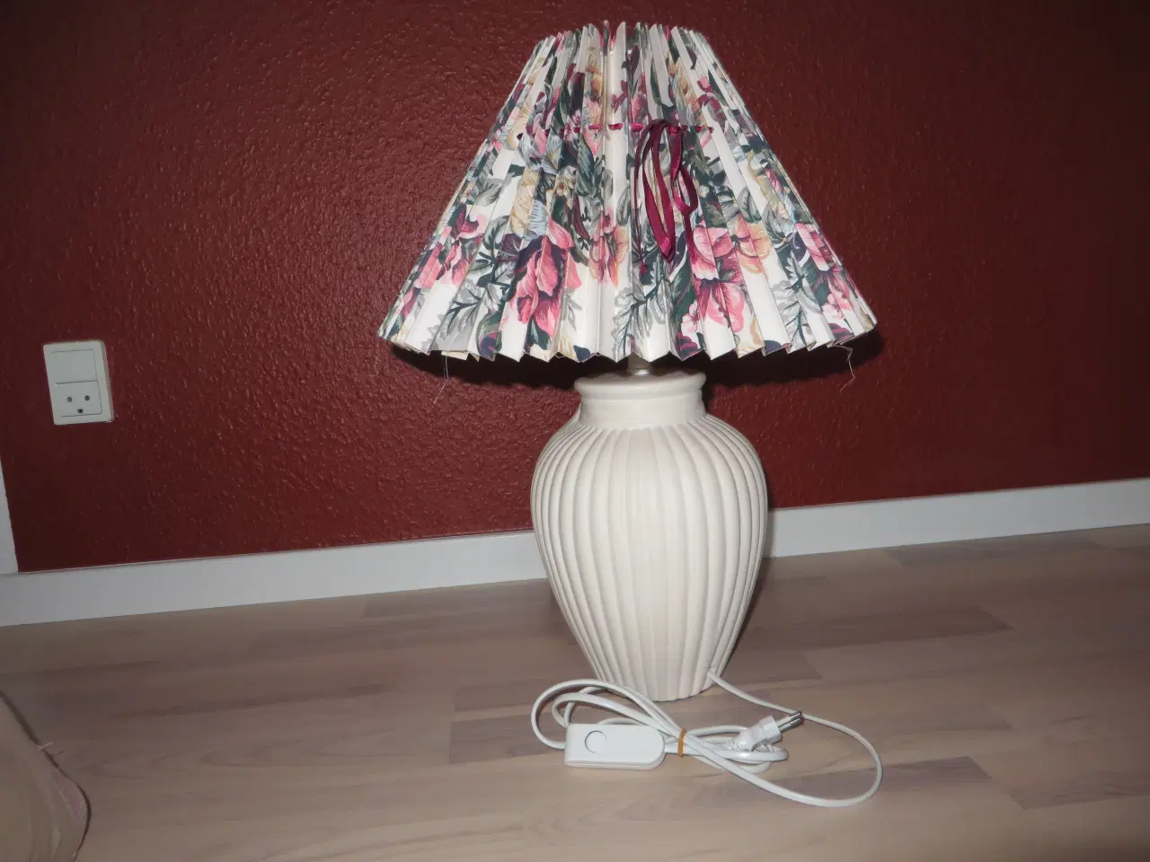 Billede 6 - Anden bordlampe  Bordlampe hvid med blomstret skær
