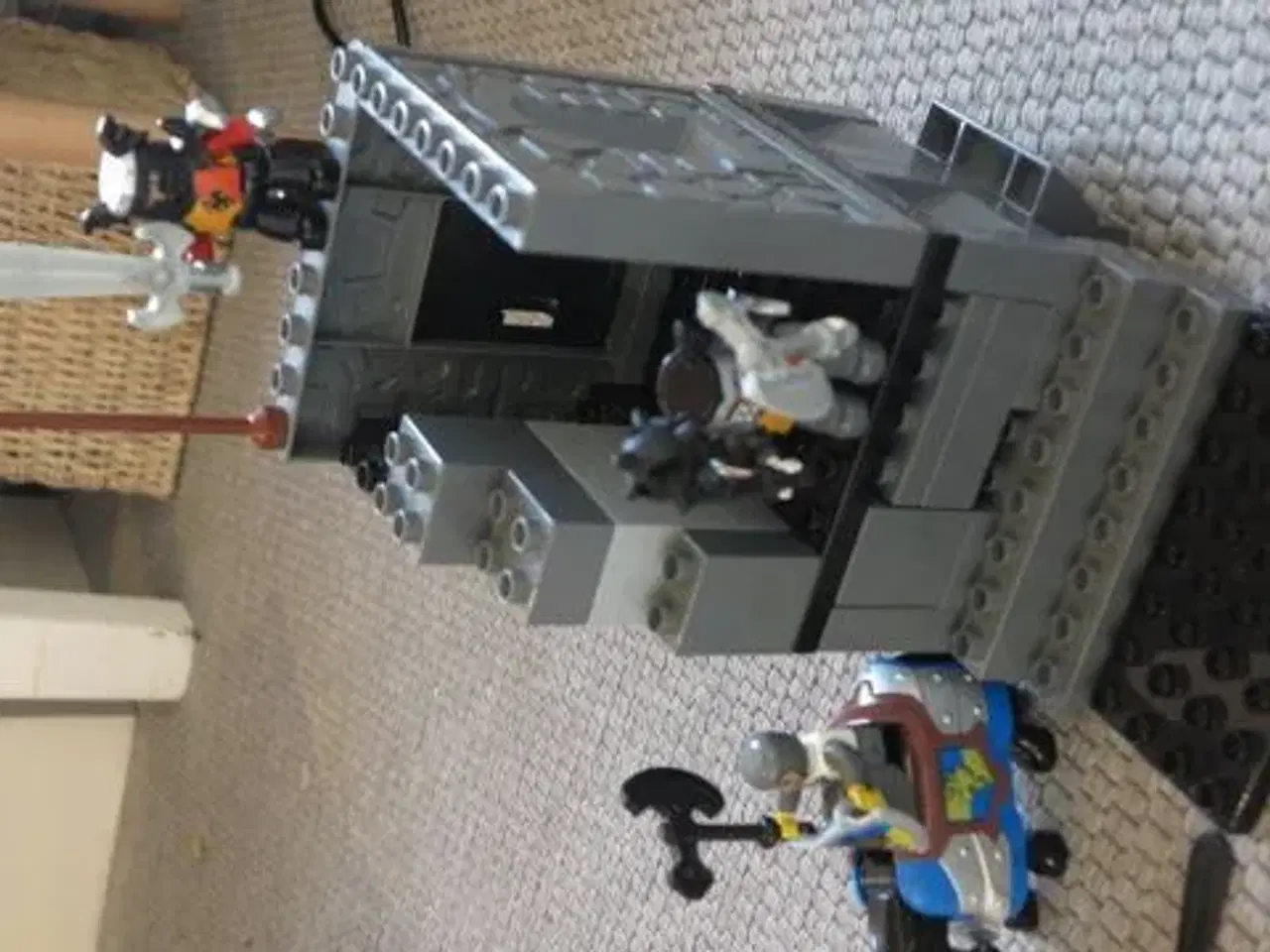 Billede 1 - lego figurer sælges samt fangetårn / castle 