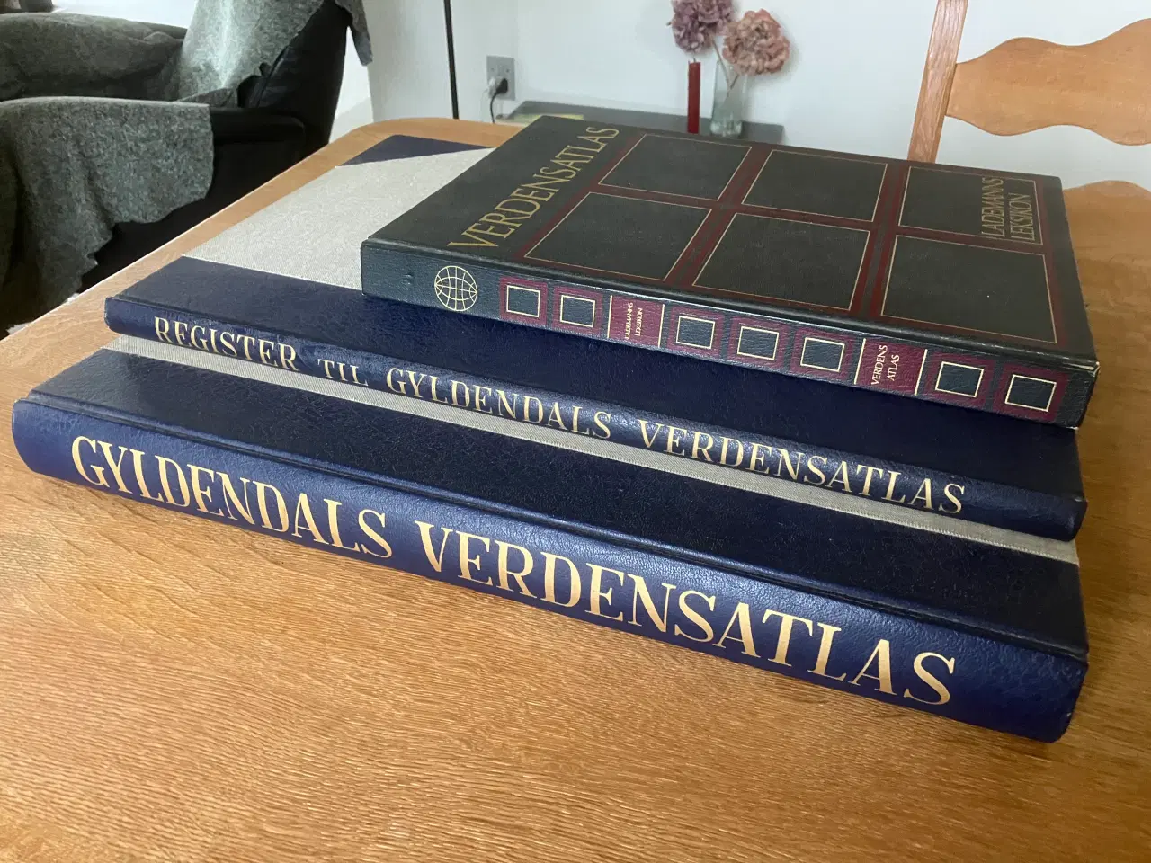 Billede 1 - Gyldendals verdensatlas