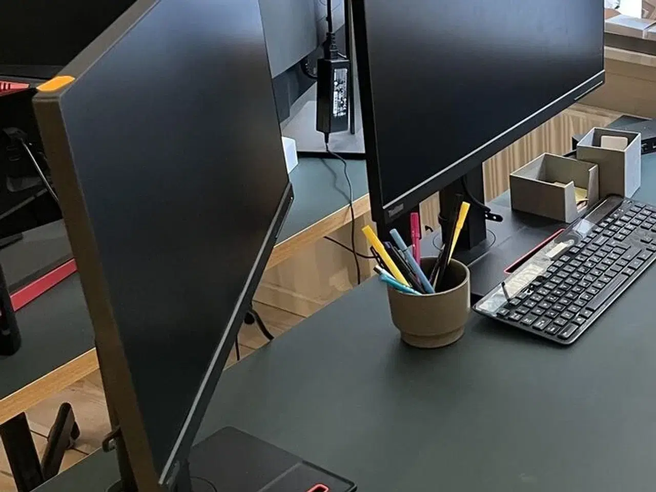 Billede 1 - 2 Computerkærme, LENOVO + Keyboard