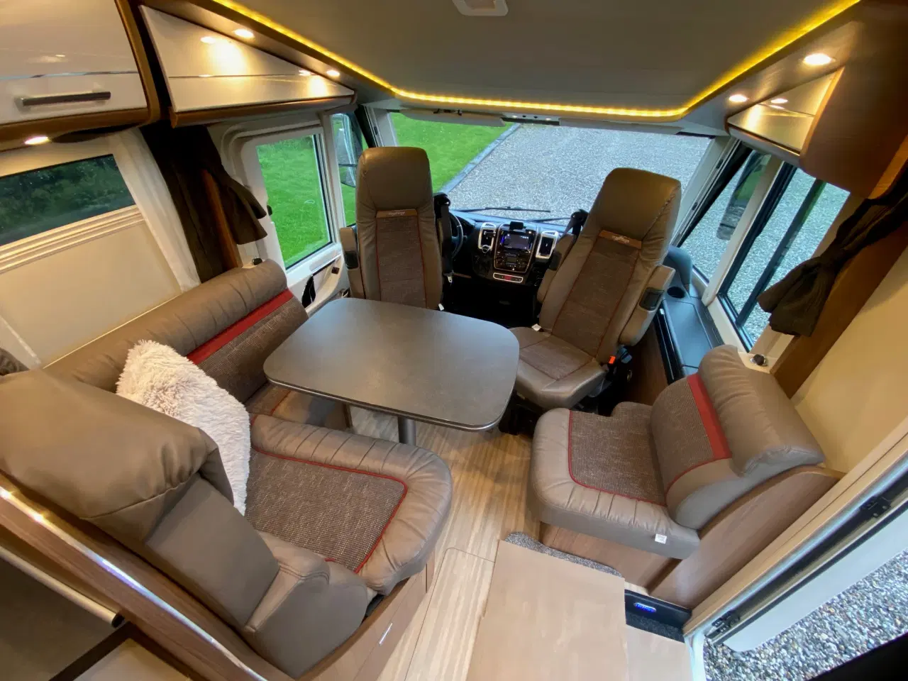 Billede 5 - Helintegreret lux camper , Queensbed, 3500kg, aut.