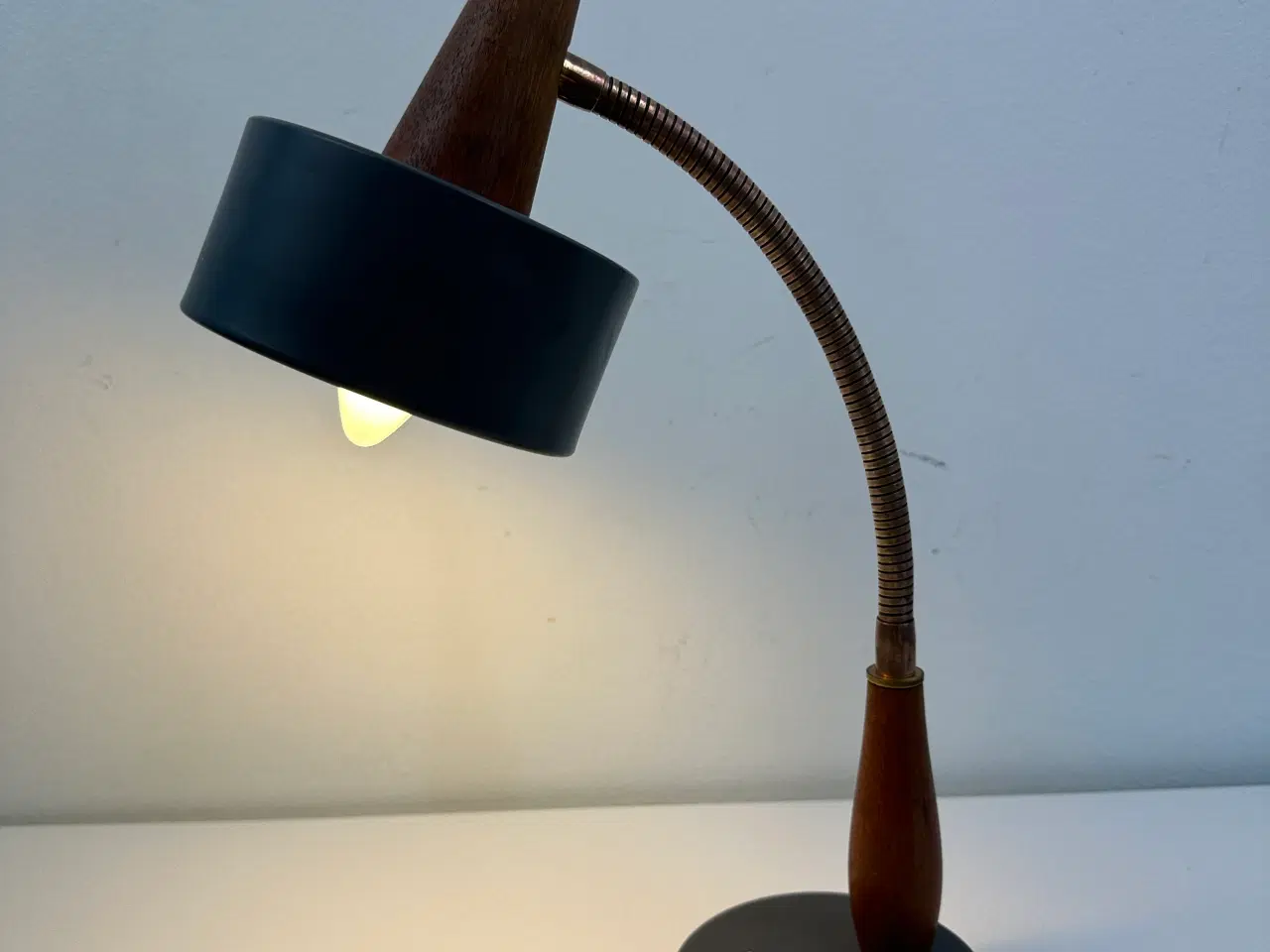 Billede 6 - Retro bordlampe, teak og messing