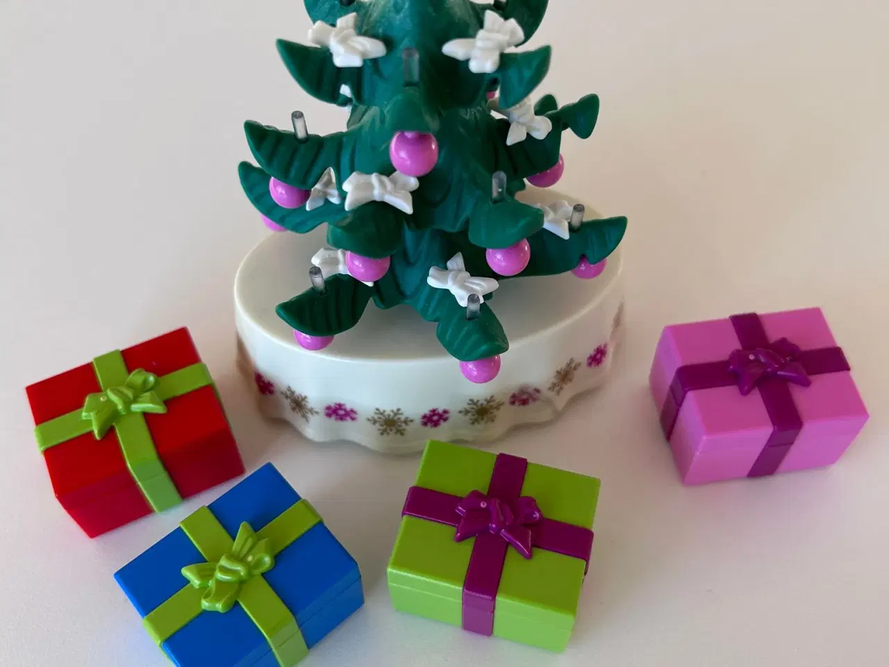 Billede 5 - Playmobil figurer og juletræ med gaver