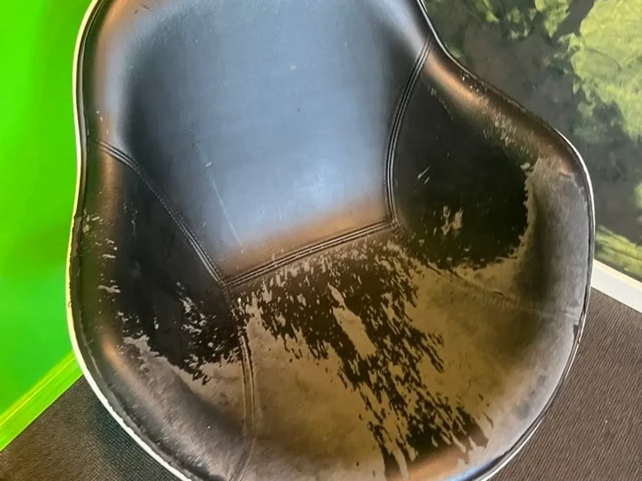 Billede 3 - 2 stk. drejebare lænestole, hvid ramme m. sort kunstlæder og sofabord