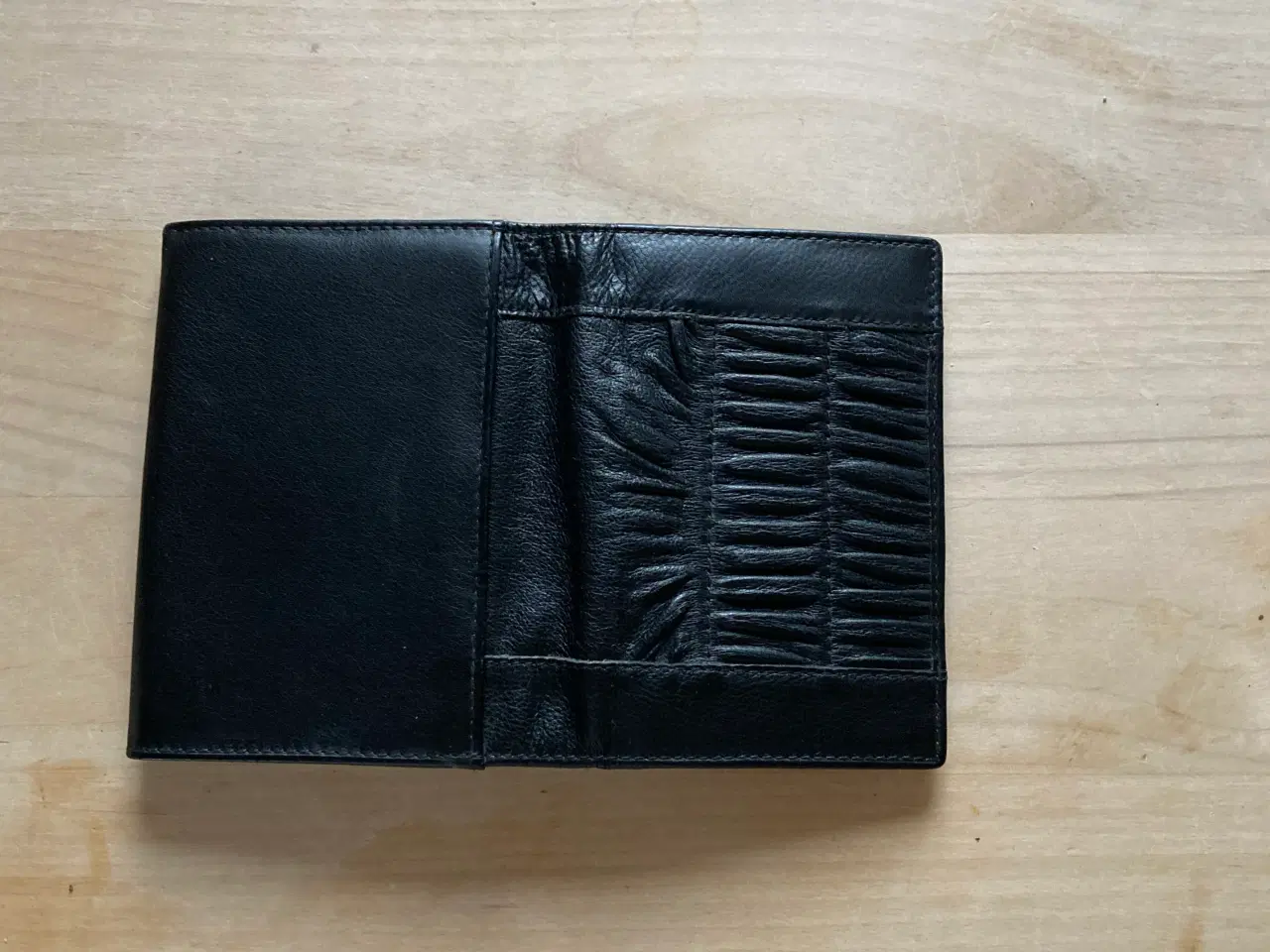 Billede 2 - Flot lille damepung i sort skind