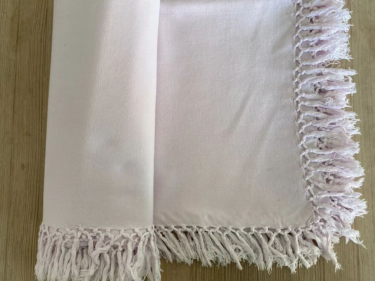 Billede 3 - Dug med frynser i sart rosa
