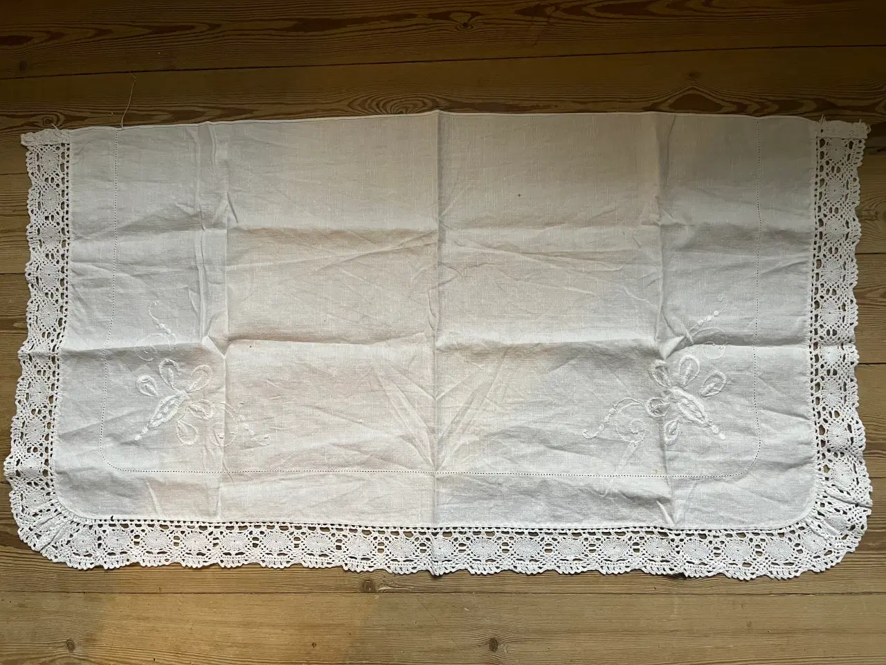 Billede 1 - Kommode dug med blonde kant og broderi
