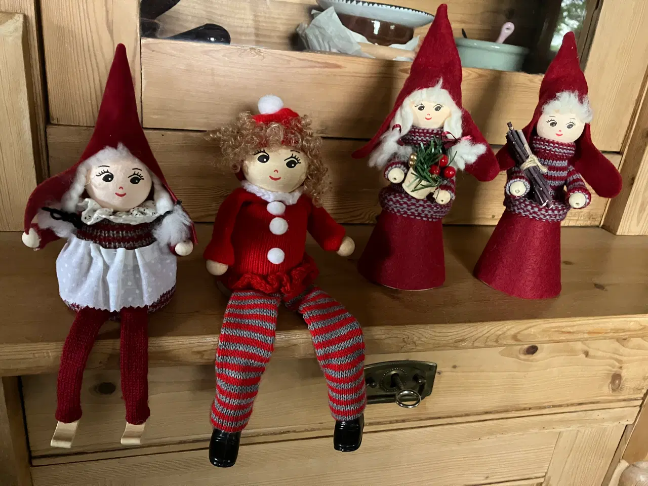 Billede 1 - 4 fine håndlavede julenisser, helt nye.