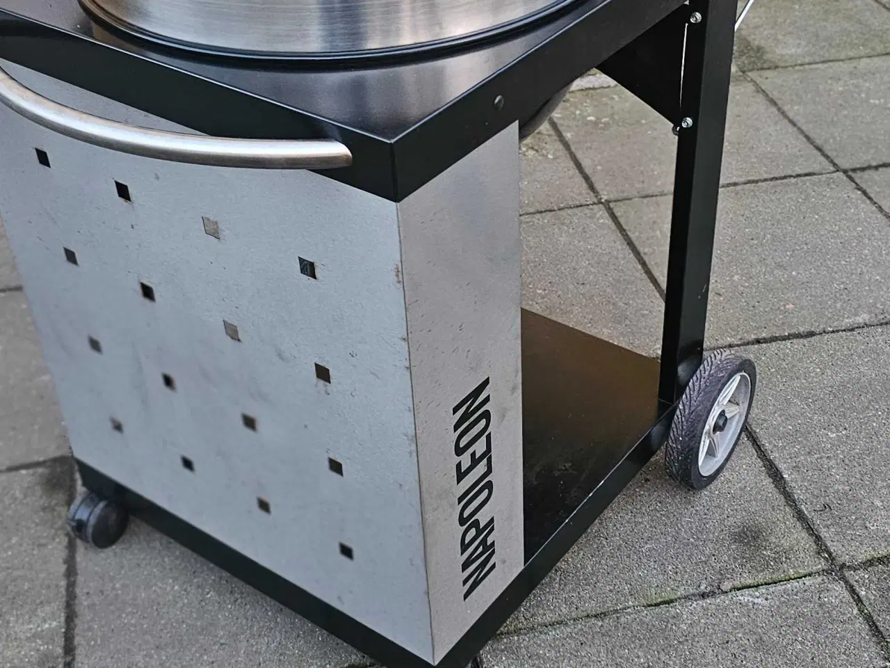 Billede 2 - Napoleon kuglegrill med vogn og sidebord