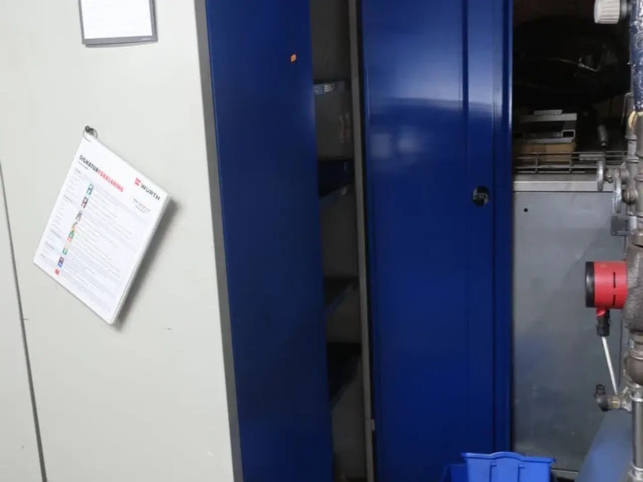 Billede 1 - Kemiskab med indhold