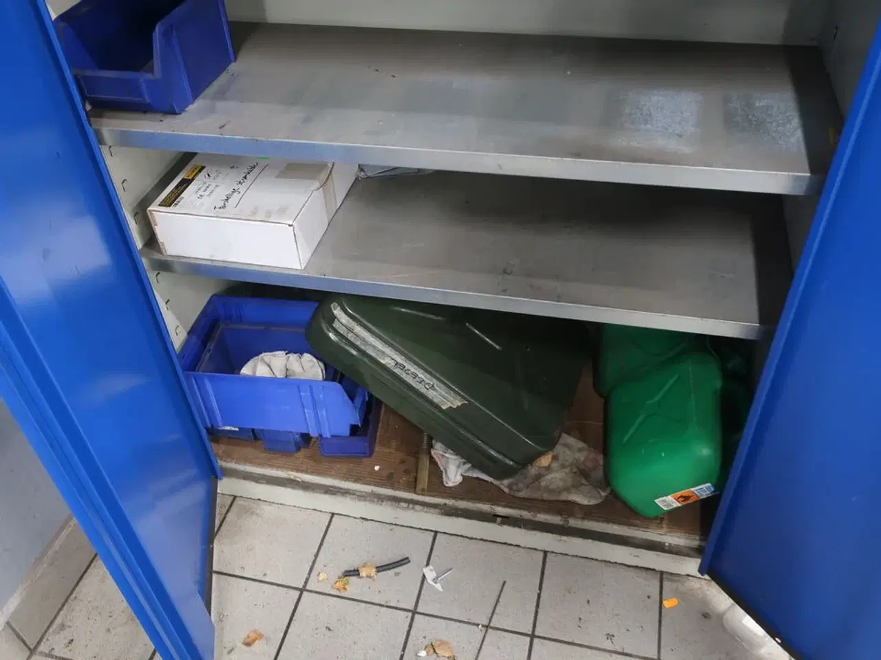 Billede 4 - Kemiskab med indhold