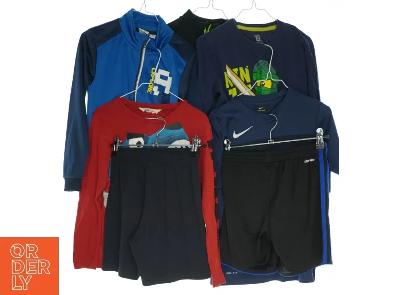 Billede 1 - 5 bluser og 2 par shorts (str. 122)
