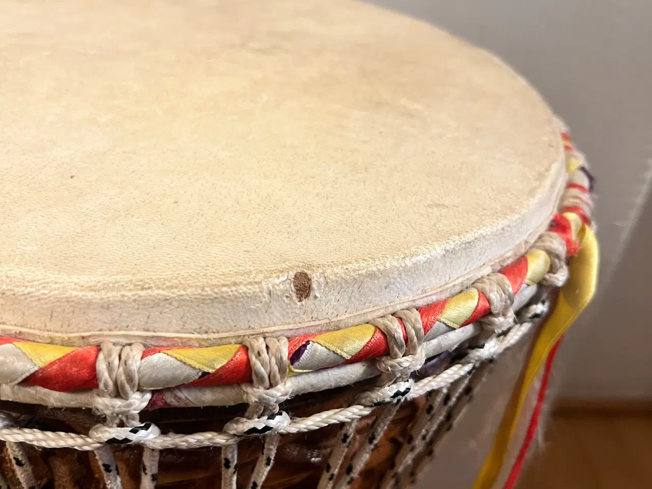 Billede 5 - Smuk djembe, håndskåret i ét stykke træ