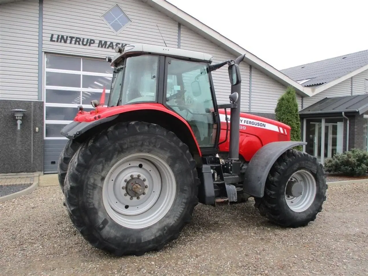 Billede 15 - Massey Ferguson 7499 Dyna VT med 4stk fabriksnye dæk til. Den er med frontlift, affejederet foraksel og affejederet kabine på