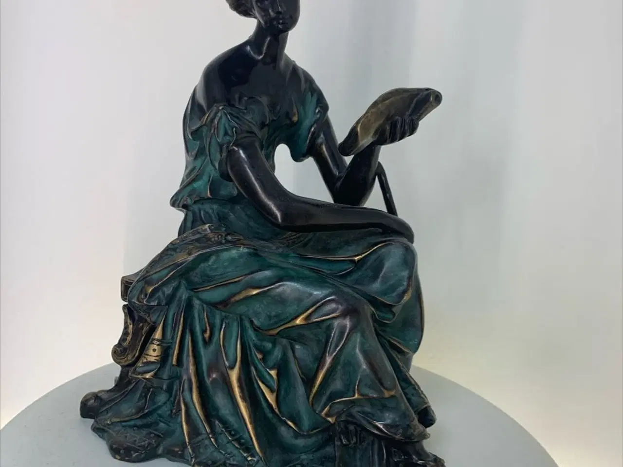 Billede 4 - Bronzefigur af siddende kvinde med rulle/bog – 3,6