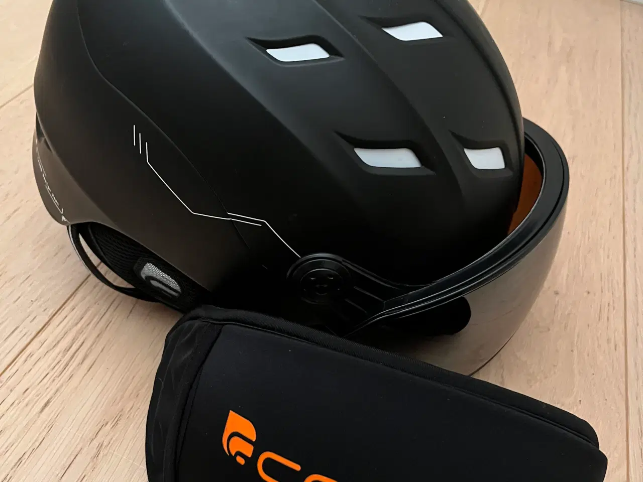 Billede 1 - Kvalitets skihjelm fra Cairn, med visir