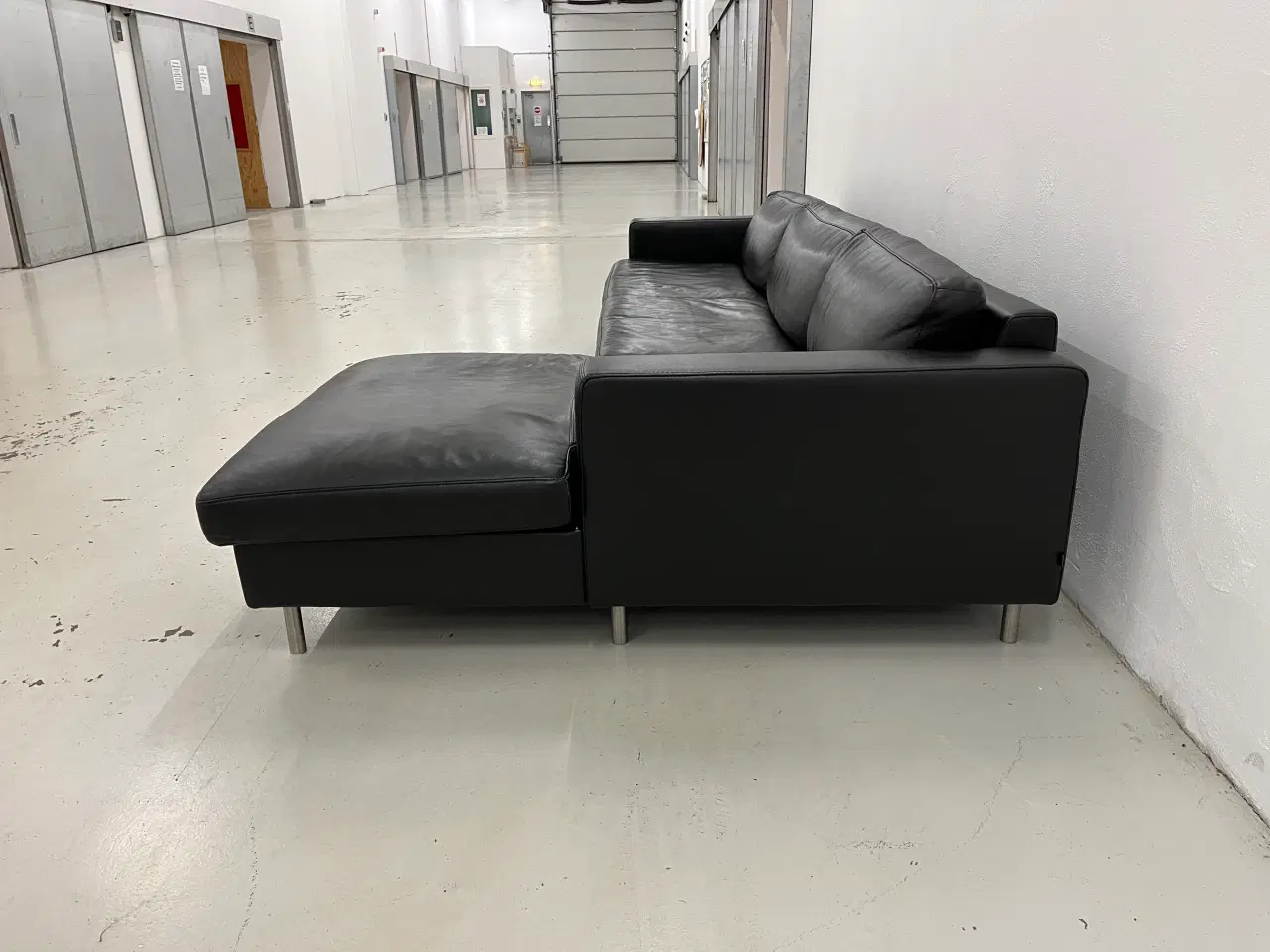 Billede 7 - chaiselong sofa  fra Bolia i sort Anilin læder.