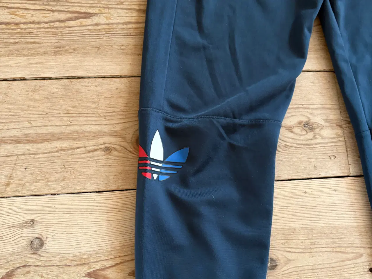Billede 5 - Adidas træningssæt str 158