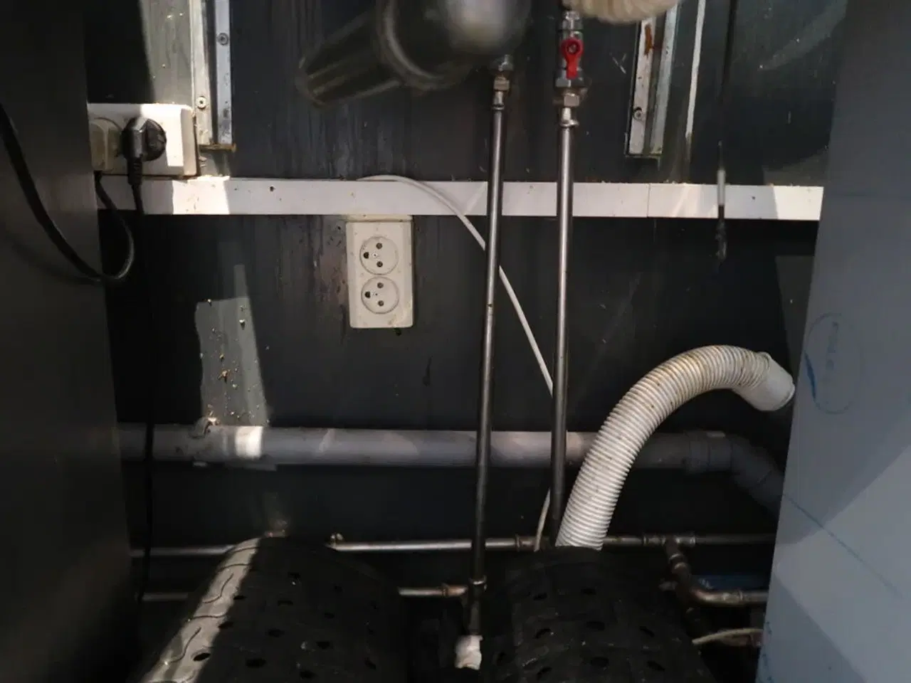 Billede 3 - Væghængt stålvask med armatur