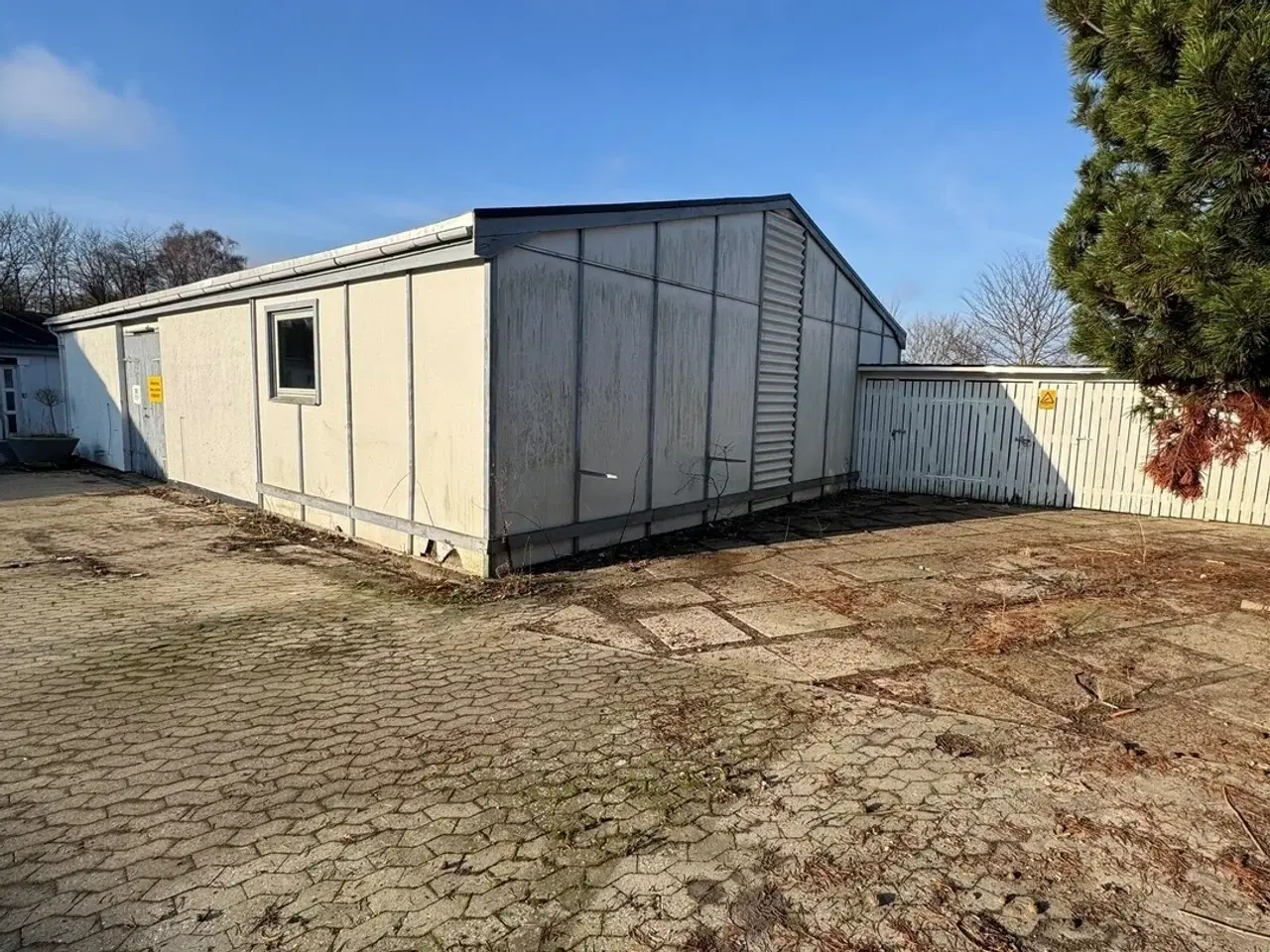 Billede 2 - Lagerbygning med gode tilkørselsforhold og port