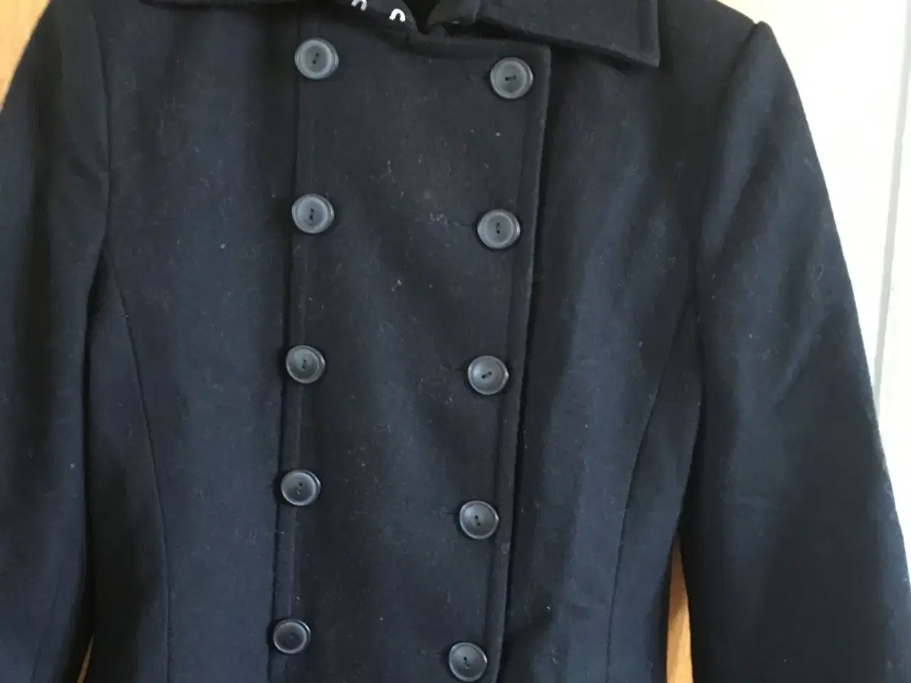 Billede 2 - Flot sort uld jakke til salg