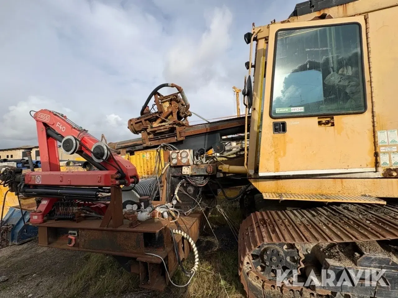 Billede 2 - Gravemaskine Caterpillar 219 ombygget med Knebel boretårn og Fassi kran