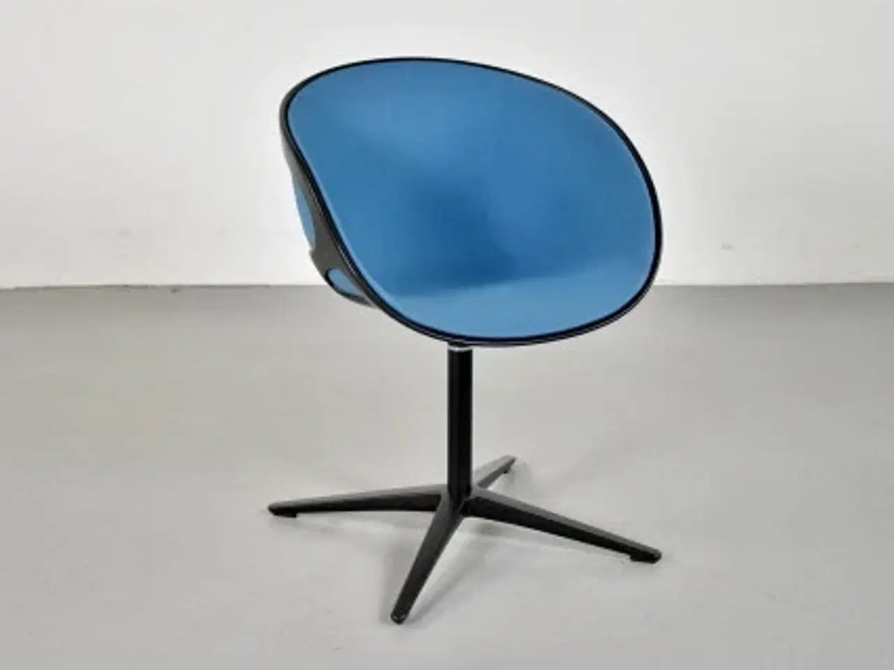 Billede 1 - Fritz hansen rin konferencestol med sort skal og farvet polster, sæt à 6 stk.