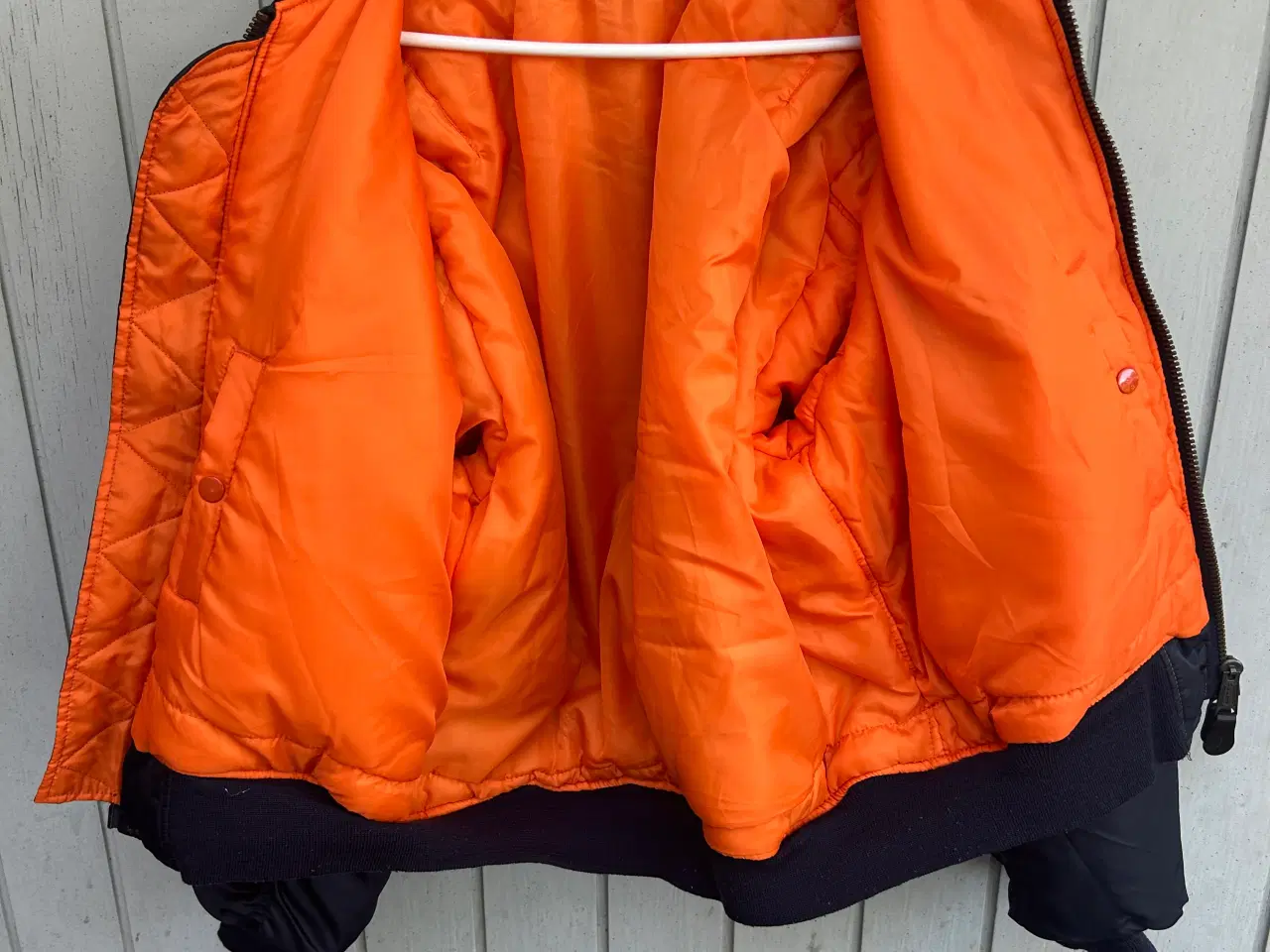Billede 2 - Pilotjakke. Mørkeblå med orange foer