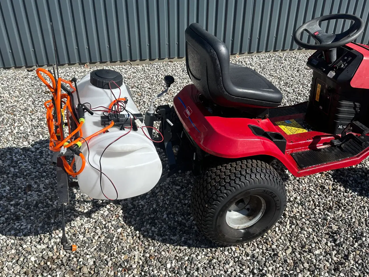 Billede 8 - Toro Havetraktor med sprøjte og Rive