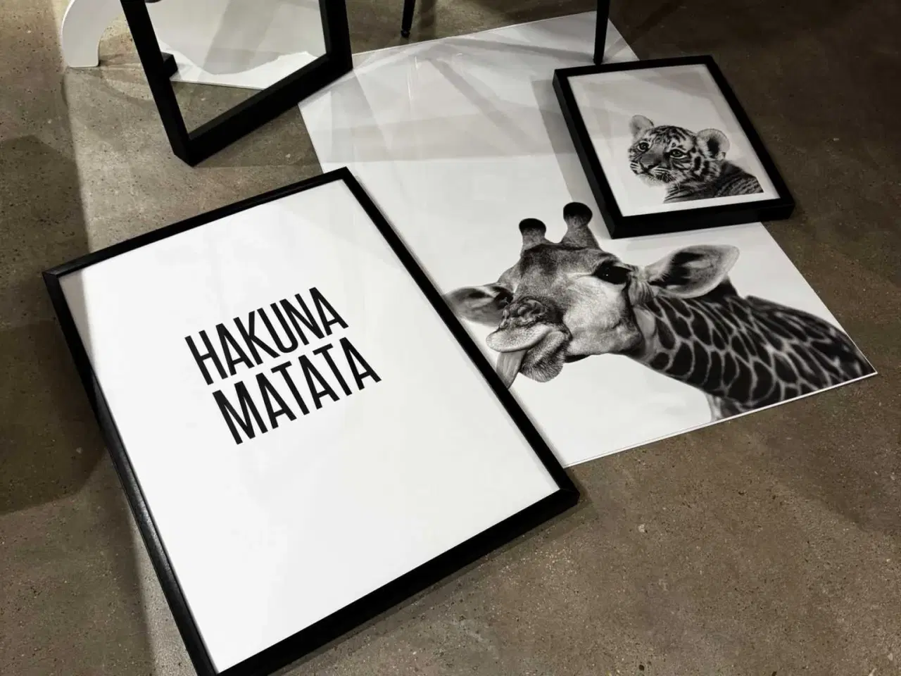 Billede 1 - Spejl, plakater samt stol