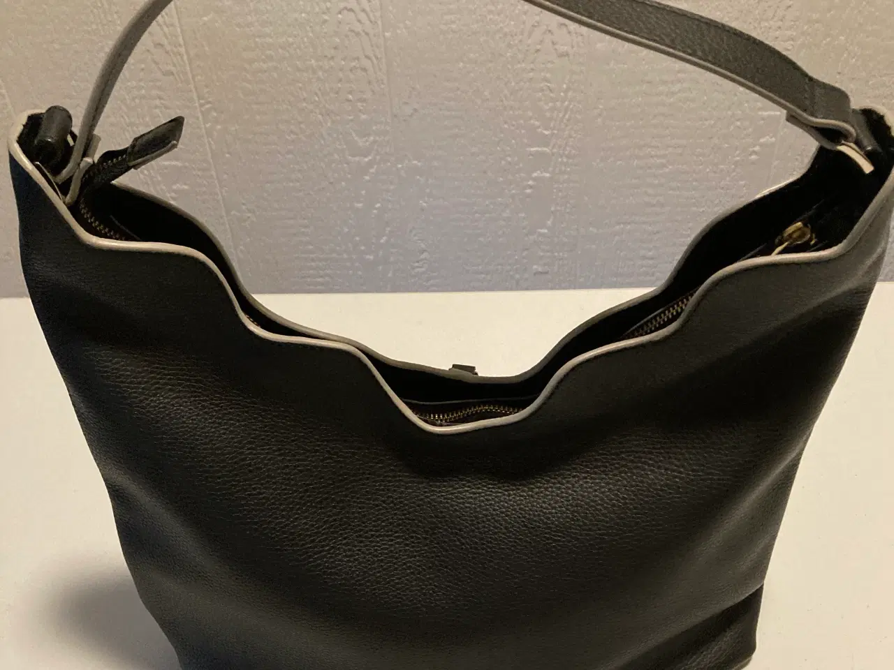 Billede 3 - Adax skuldertaske i sort læder