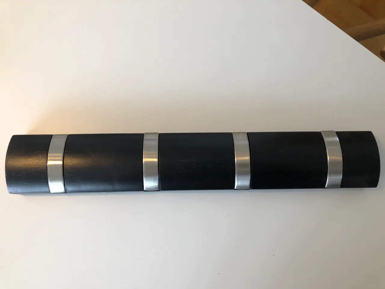 Billede 2 - Knagerække i sort med 4 knager fra Cado