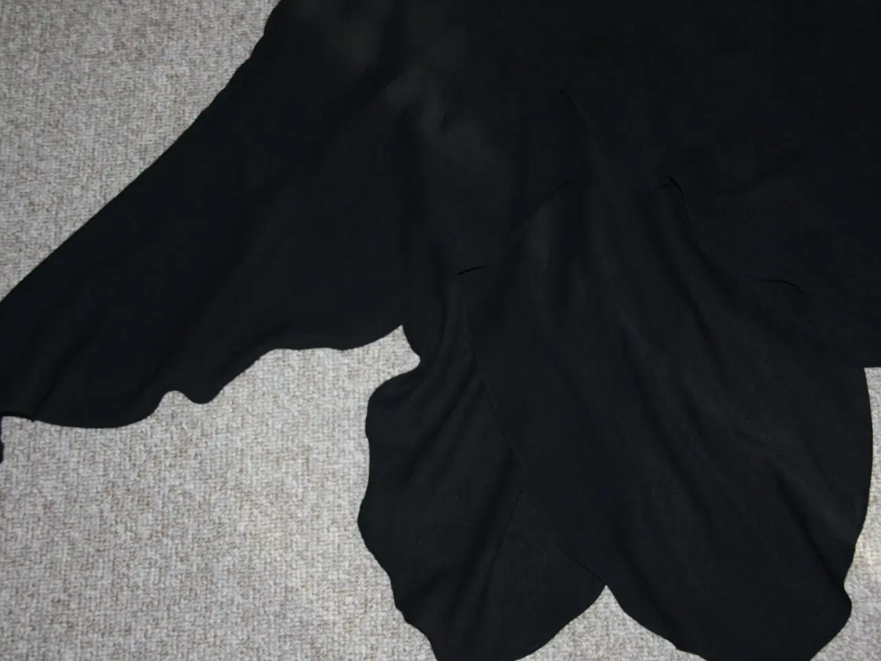 Billede 2 - Sort nederdel i polyester