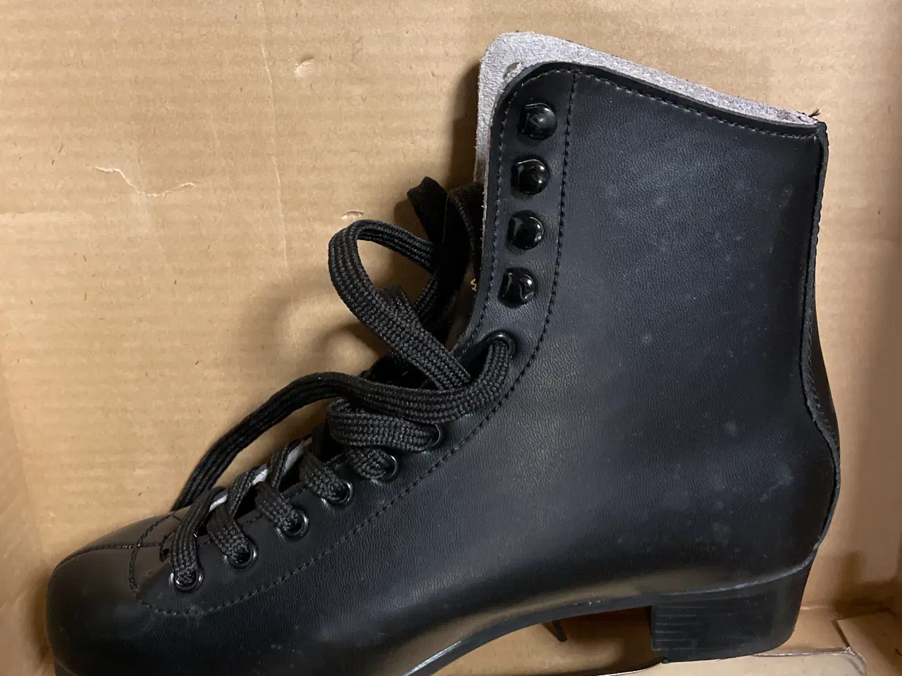 Billede 2 - Kunstskøjteløb i org. Emballage