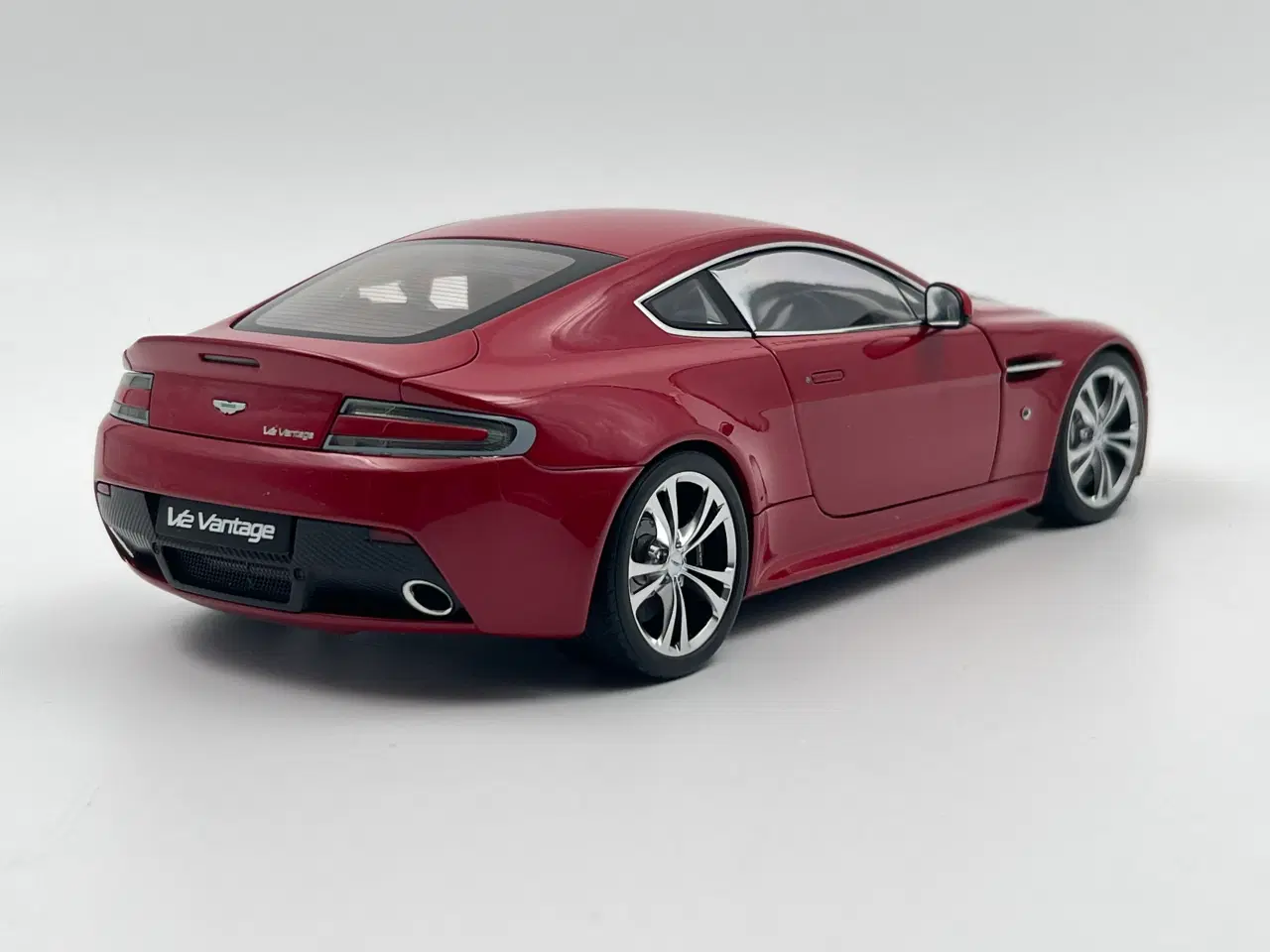 Billede 4 - 2010 Aston Martin V12 Vantage AUTOart - 1:18