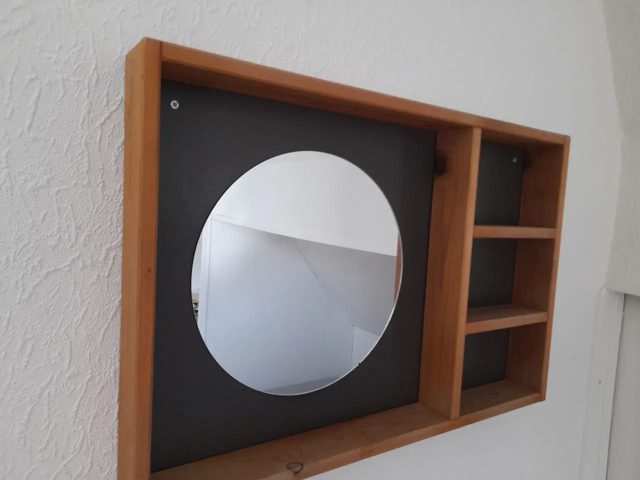 Billede 2 - Retro spejl i træramme med hylder fra 1970'erne.