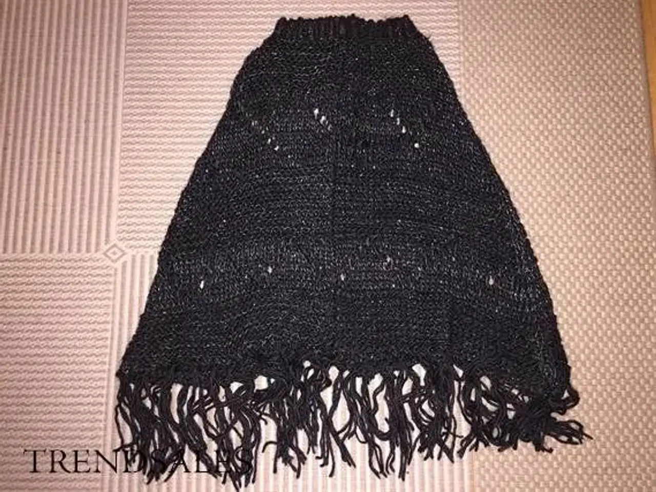 Billede 1 - lunt strikket poncho sort og sølvnistret