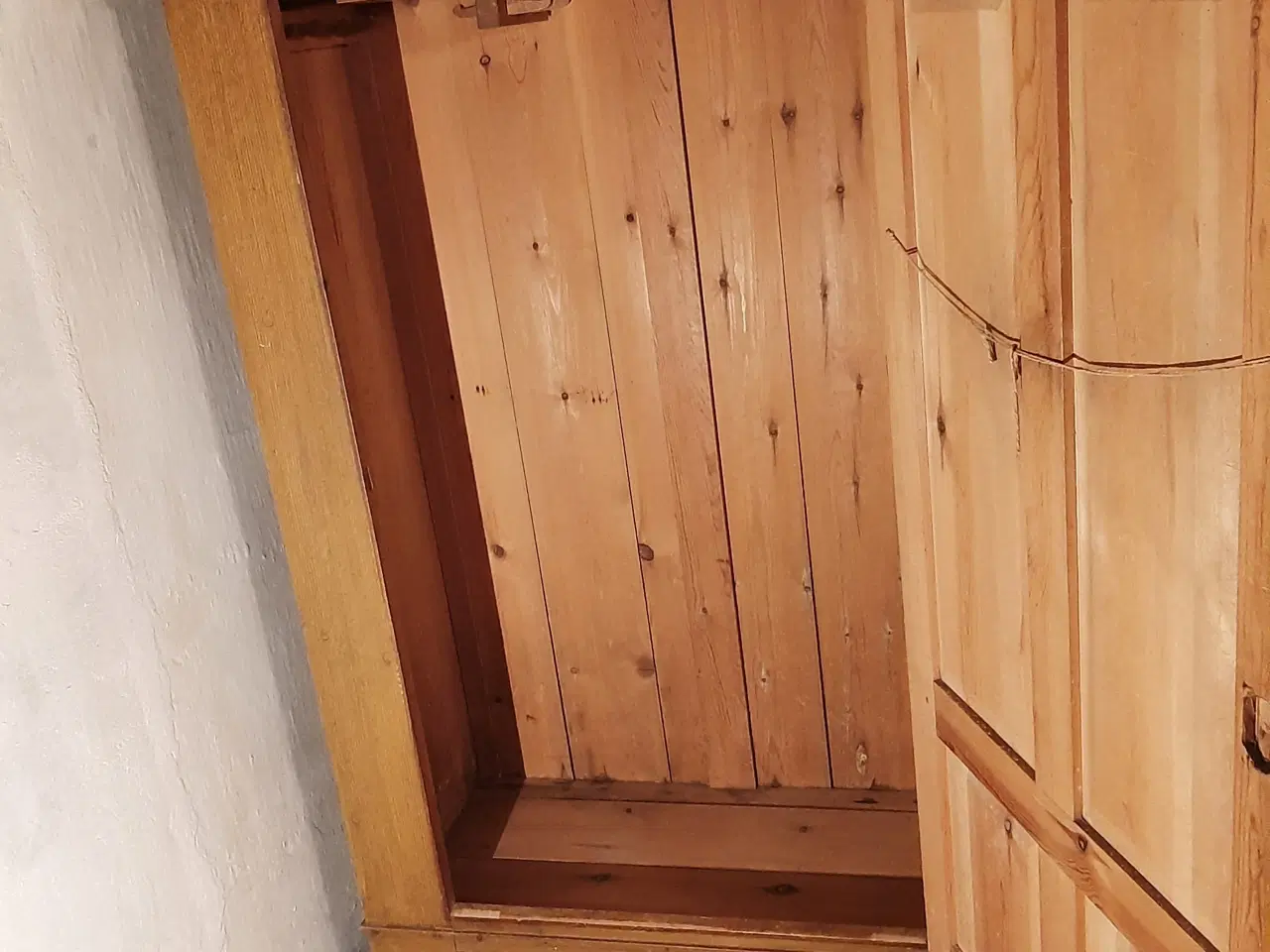 Billede 2 - Egetræs malet karlekammerskab.