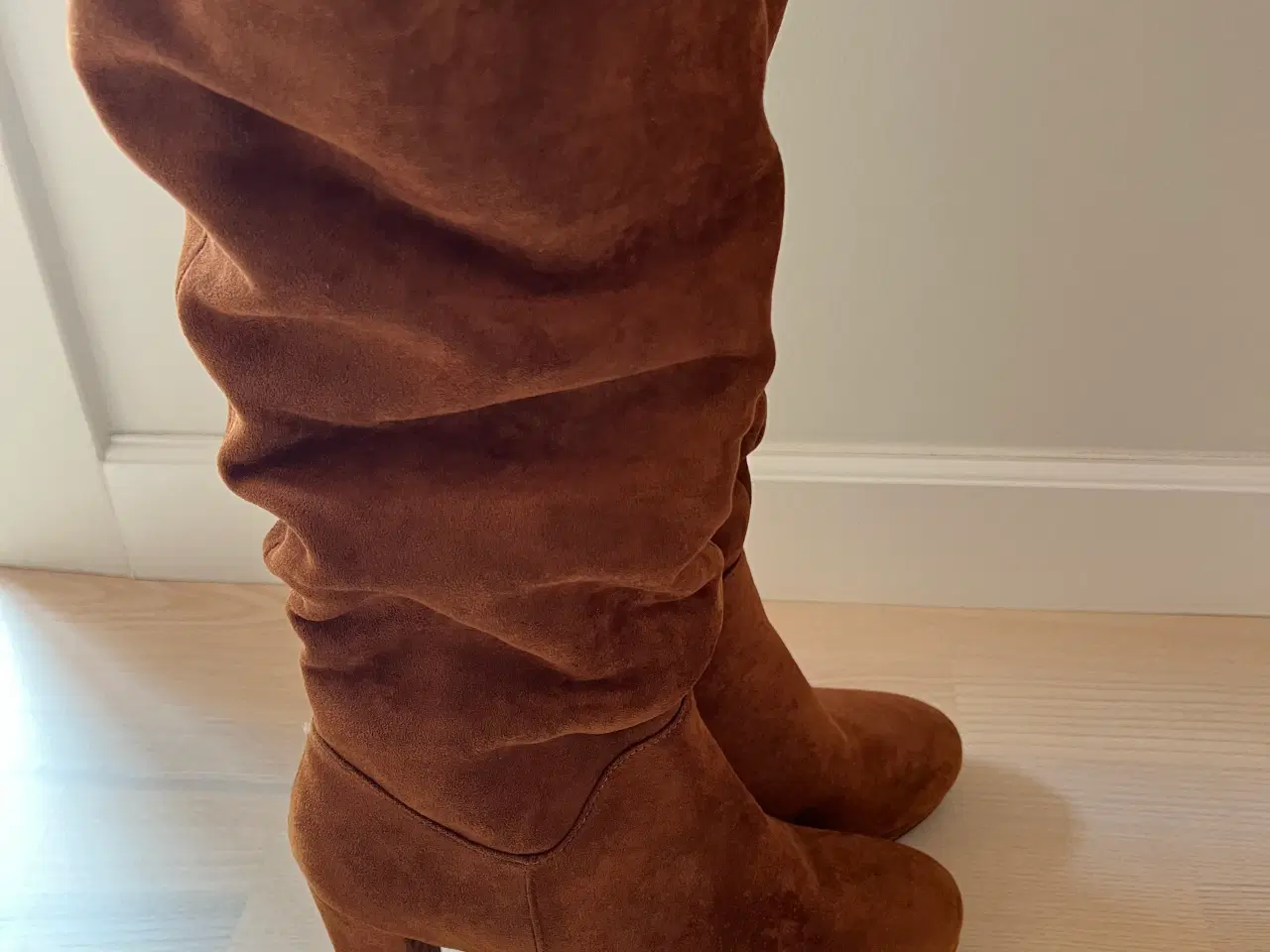 Billede 2 - Brune støvler med hæl