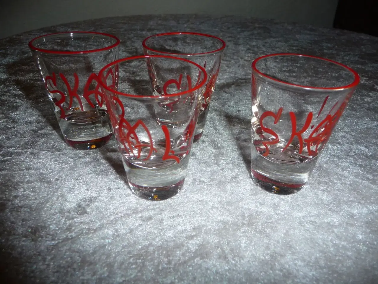 Billede 1 - 8 skaal snapse glas med rød skrift