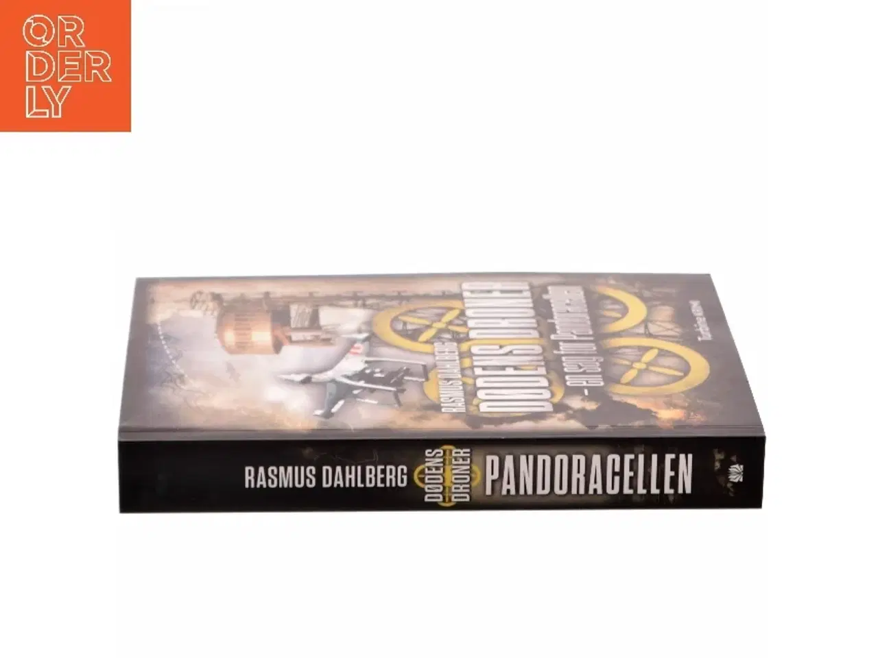 Billede 2 - Dødens droner : en sag for Pandoracellen af Rasmus Dahlberg (Bog)