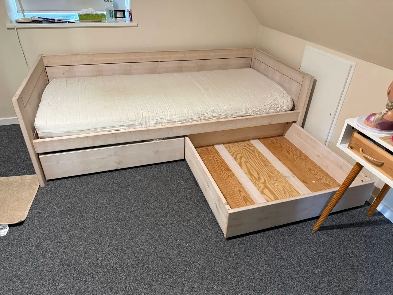 Billede 1 - Seng med 2 skuffer og sengehest