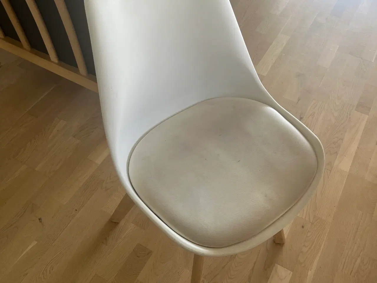 Billede 1 - 8 stk. spisebordsstole i hvidt formstøbt kunststof